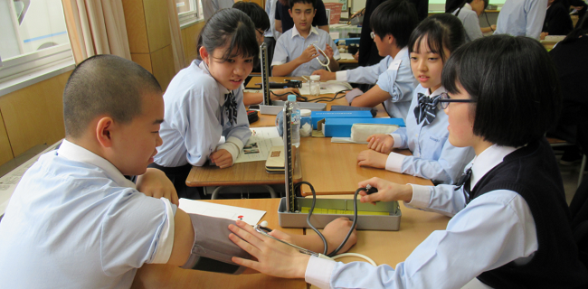 脈をはかる写真